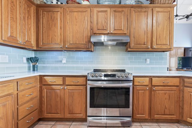 1114 Lakepark Dr, Lakehills, TX 78063