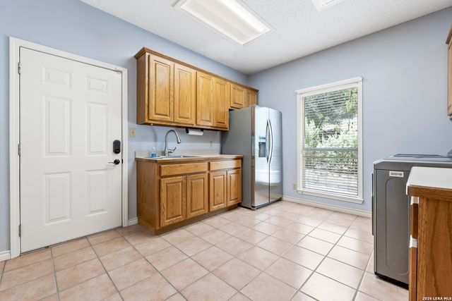 1114 Lakepark Dr, Lakehills, TX 78063