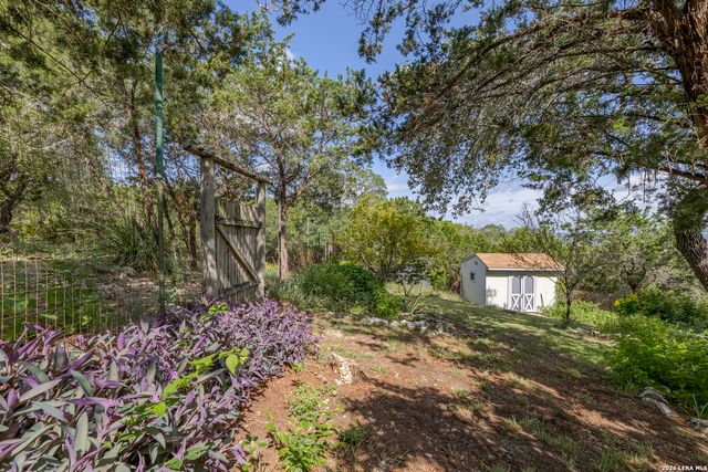 1114 Lakepark Dr, Lakehills, TX 78063
