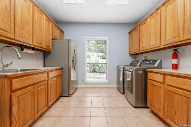 1114 Lakepark Dr, Lakehills, TX 78063