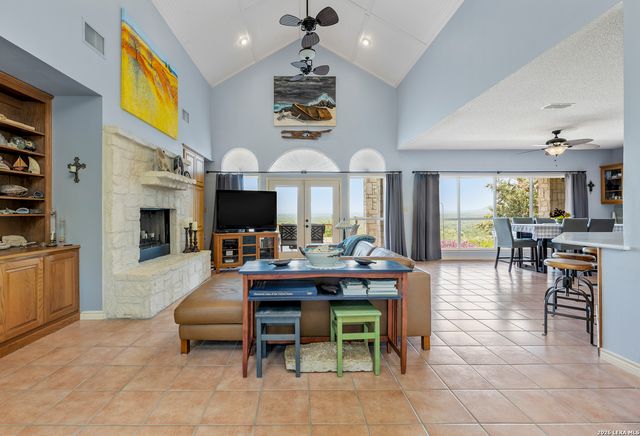 1114 Lakepark Dr, Lakehills, TX 78063
