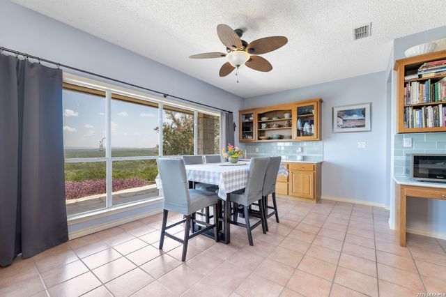 1114 Lakepark Dr, Lakehills, TX 78063