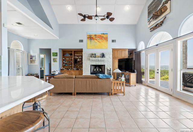 1114 Lakepark Dr, Lakehills, TX 78063