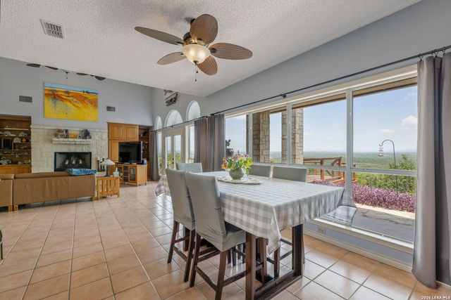 1114 Lakepark Dr, Lakehills, TX 78063