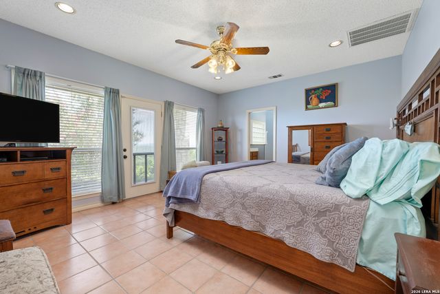 1114 Lakepark Dr, Lakehills, TX 78063
