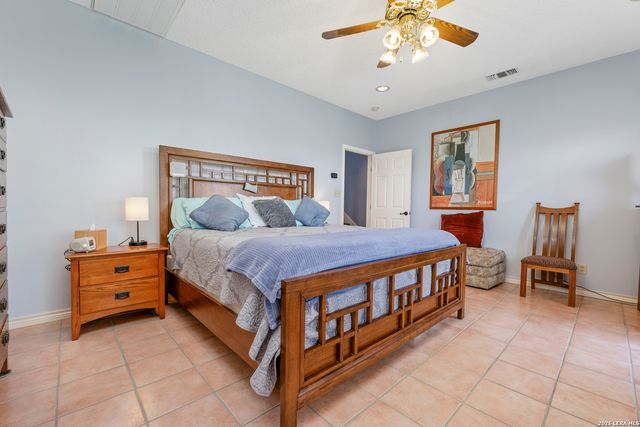 1114 Lakepark Dr, Lakehills, TX 78063