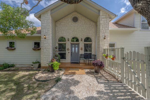 1114 Lakepark Dr, Lakehills, TX 78063
