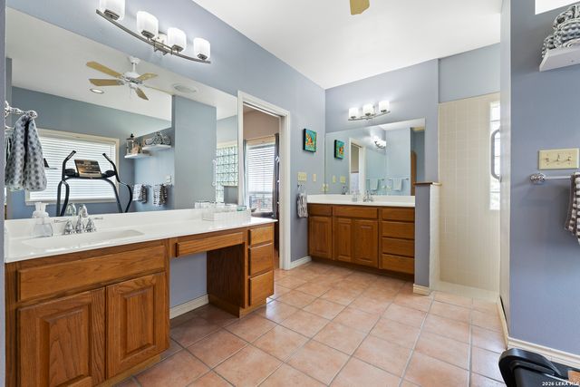 1114 Lakepark Dr, Lakehills, TX 78063