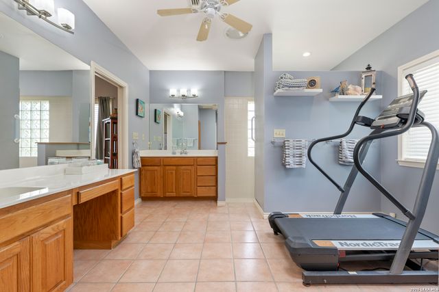 1114 Lakepark Dr, Lakehills, TX 78063