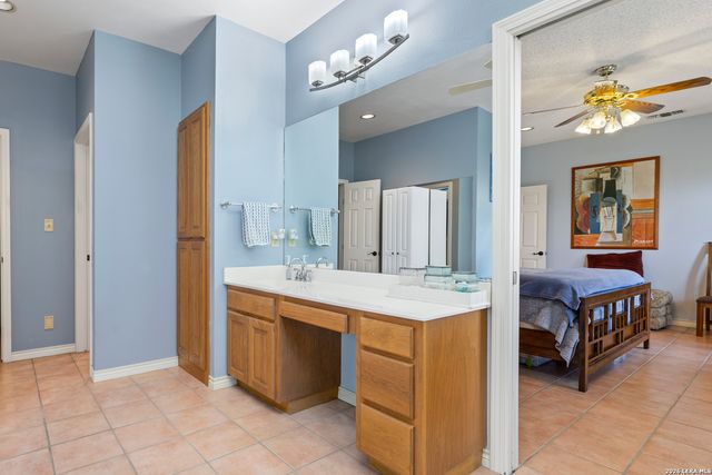 1114 Lakepark Dr, Lakehills, TX 78063