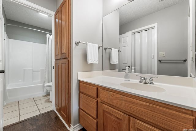 1114 Lakepark Dr, Lakehills, TX 78063