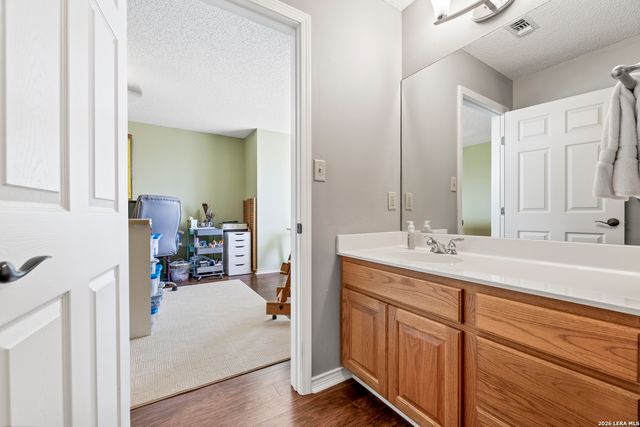 1114 Lakepark Dr, Lakehills, TX 78063