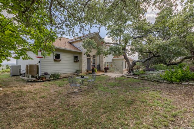 1114 Lakepark Dr, Lakehills, TX 78063