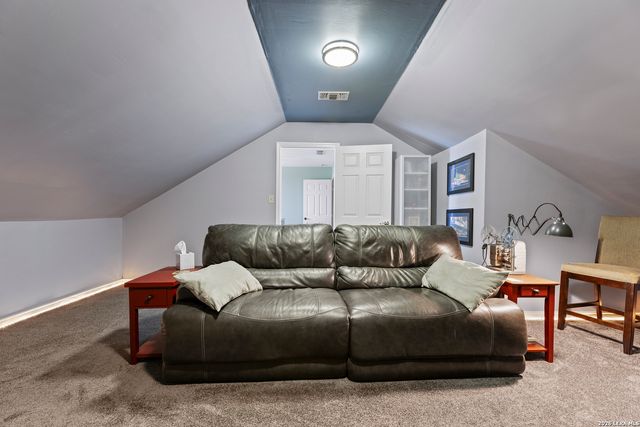 1114 Lakepark Dr, Lakehills, TX 78063