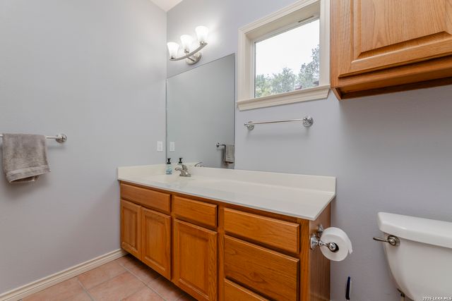 1114 Lakepark Dr, Lakehills, TX 78063