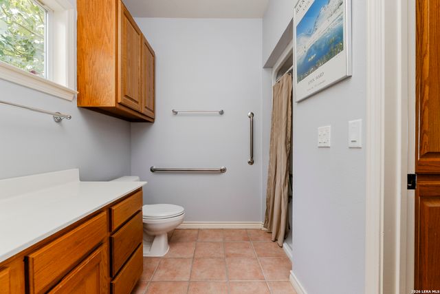 1114 Lakepark Dr, Lakehills, TX 78063