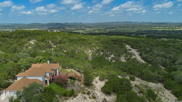 1114 Lakepark Dr, Lakehills, TX 78063