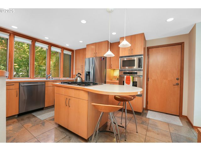 6640 PARKWAY Dr, Gladstone, OR 97027