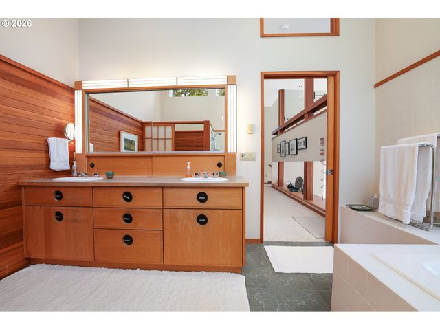 6640 PARKWAY Dr, Gladstone, OR 97027