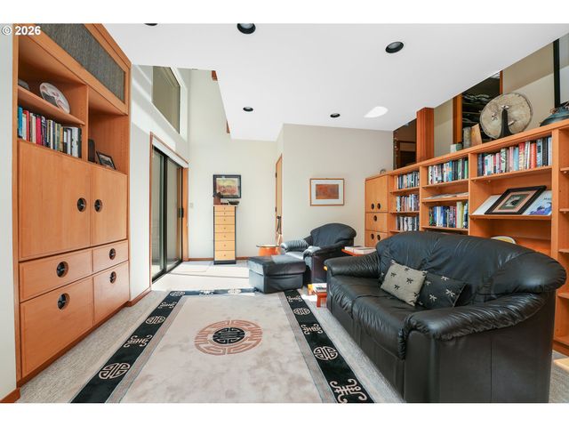 6640 PARKWAY Dr, Gladstone, OR 97027