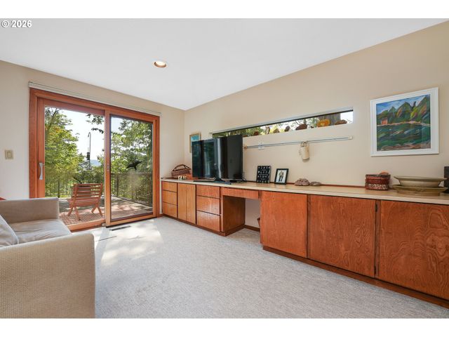 6640 PARKWAY Dr, Gladstone, OR 97027