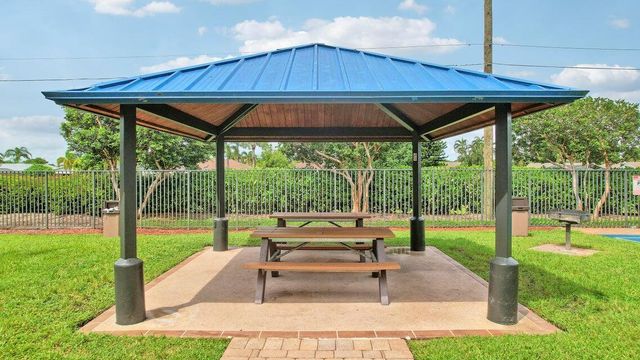 2850 S Oasis Drive, Boynton Beach, FL 33426