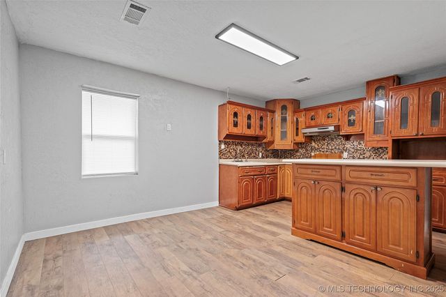 1104 Veterans Avenue, Marietta, OK 73448