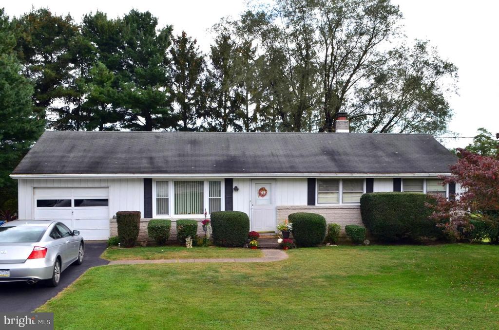880 SPRINGVALE RD, Red Lion, PA 17356
