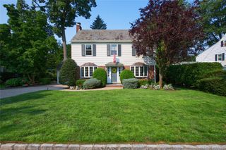 69 Eakins Road, Manhasset, NY 11030