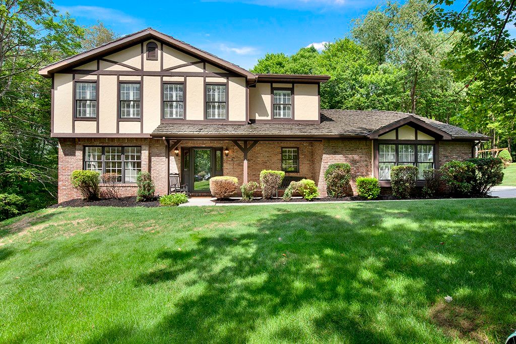 Image 1 of property listing at 129 Valley View Drive, Ligonier Twp, PA 15658