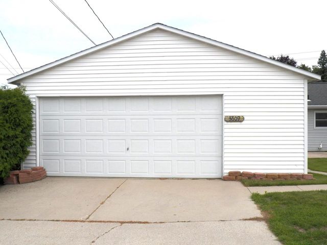 3609 Meadow LANE, Manitowoc, WI 54220