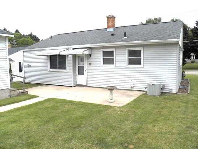 3609 Meadow LANE, Manitowoc, WI 54220