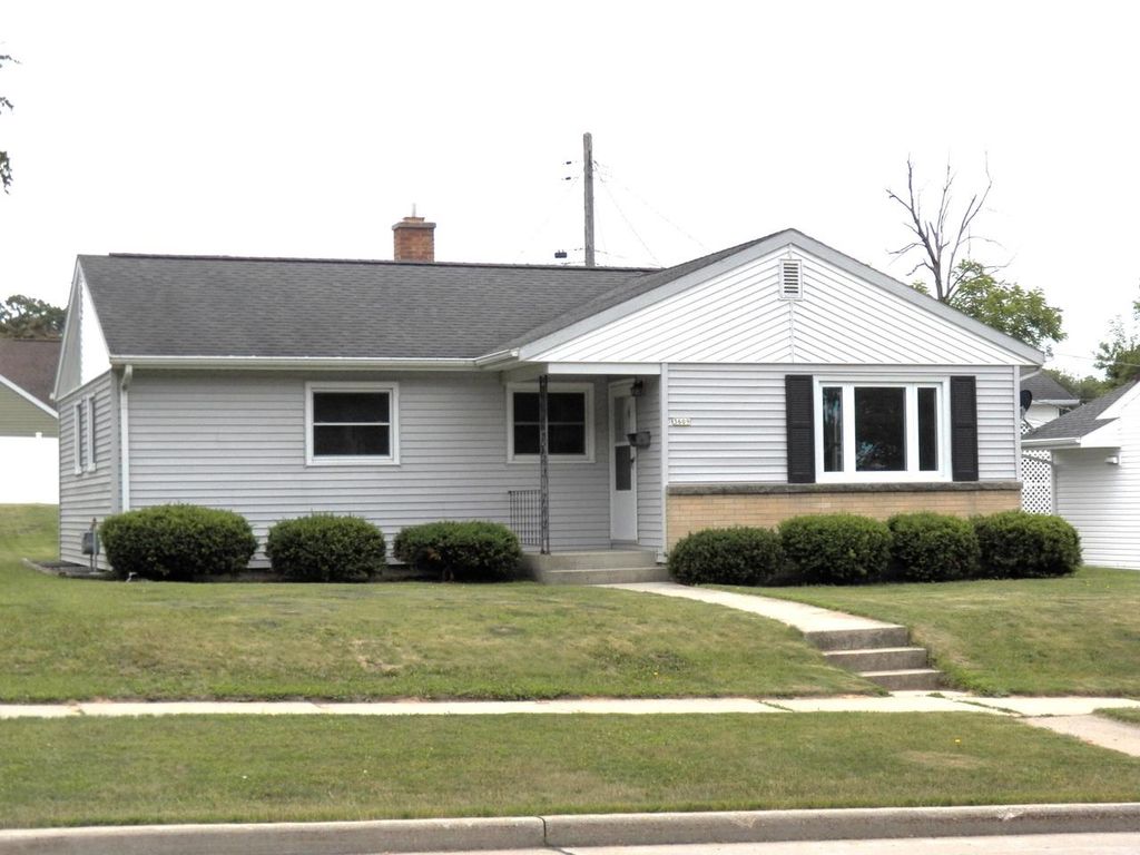 3609 Meadow LANE, Manitowoc, WI 54220