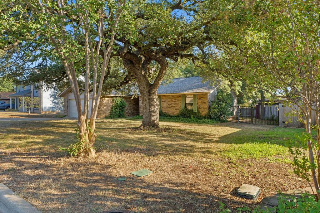 3904 Burr Oak LN, Austin, TX 78727