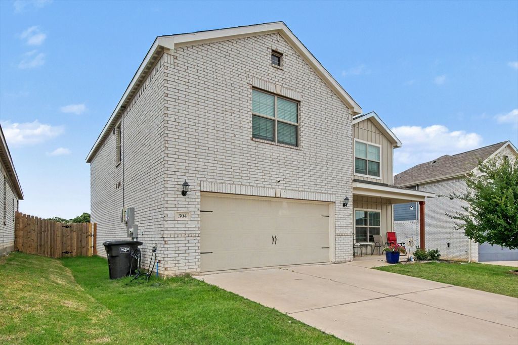 304 Lowery Oaks Trail, Fort Worth, TX 76120