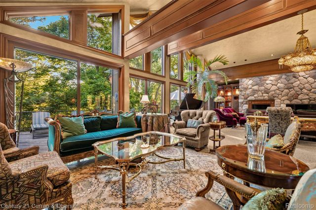 9 West Lane, Dearborn, MI 48124