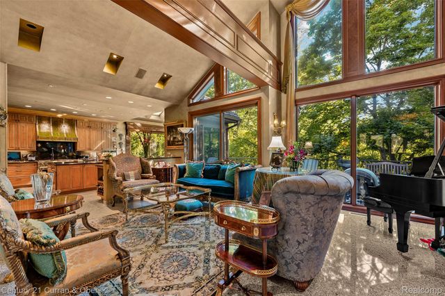 9 West Lane, Dearborn, MI 48124