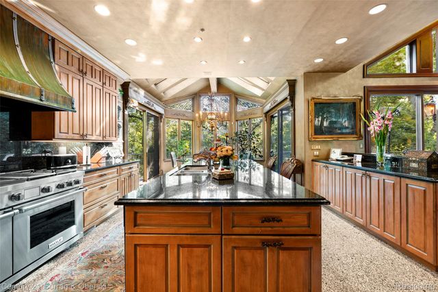 9 West Lane, Dearborn, MI 48124