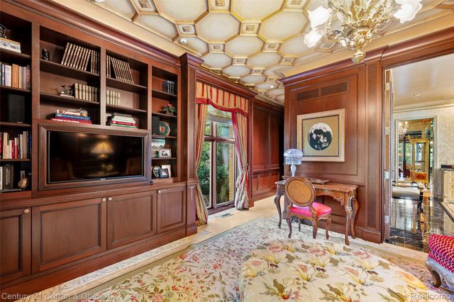 9 West Lane, Dearborn, MI 48124