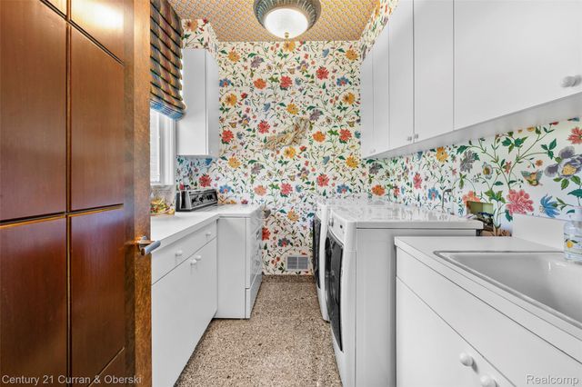 9 West Lane, Dearborn, MI 48124