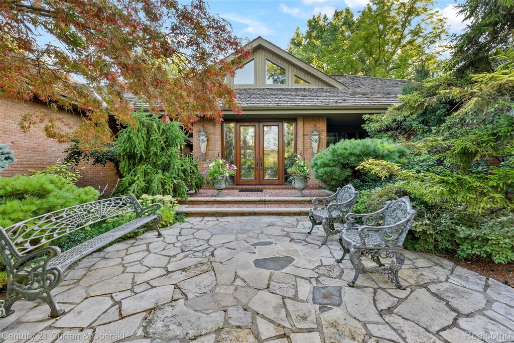 9 West Lane, Dearborn, MI 48124