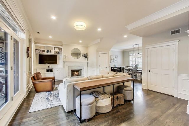 1910 W Addison Street F, Chicago, IL 60613