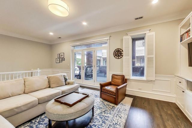 1910 W Addison Street F, Chicago, IL 60613