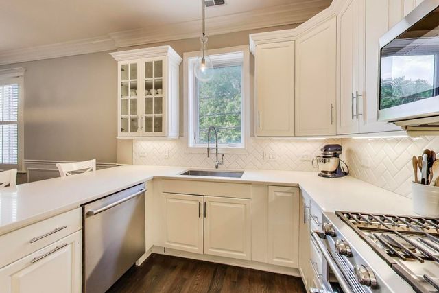 1910 W Addison Street F, Chicago, IL 60613