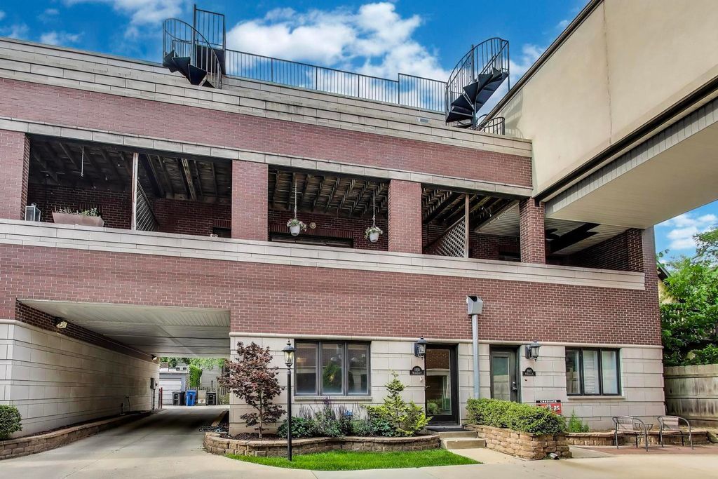 1910 W Addison Street F, Chicago, IL 60613