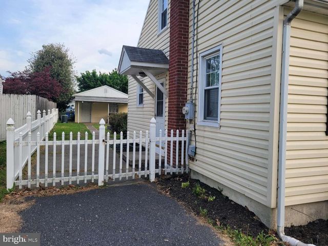 8111 CHAMBERS HILL RD, Harrisburg, PA 17111