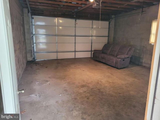 8111 CHAMBERS HILL RD, Harrisburg, PA 17111