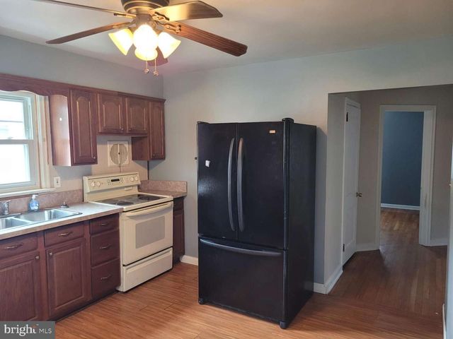 8111 CHAMBERS HILL RD, Harrisburg, PA 17111