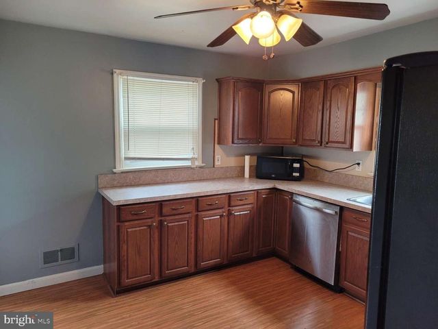 8111 CHAMBERS HILL RD, Harrisburg, PA 17111
