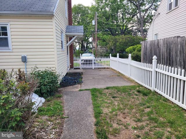 8111 CHAMBERS HILL RD, Harrisburg, PA 17111